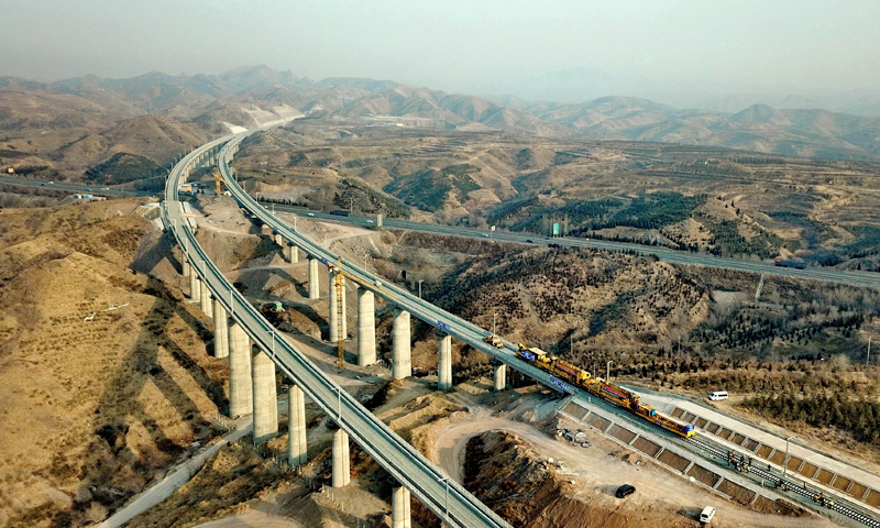 圖為1月6日，工人在崇禮鐵路張家口市下花園區戴家營大橋鋪軌現場工作。（新華社記者 楊世堯 攝）