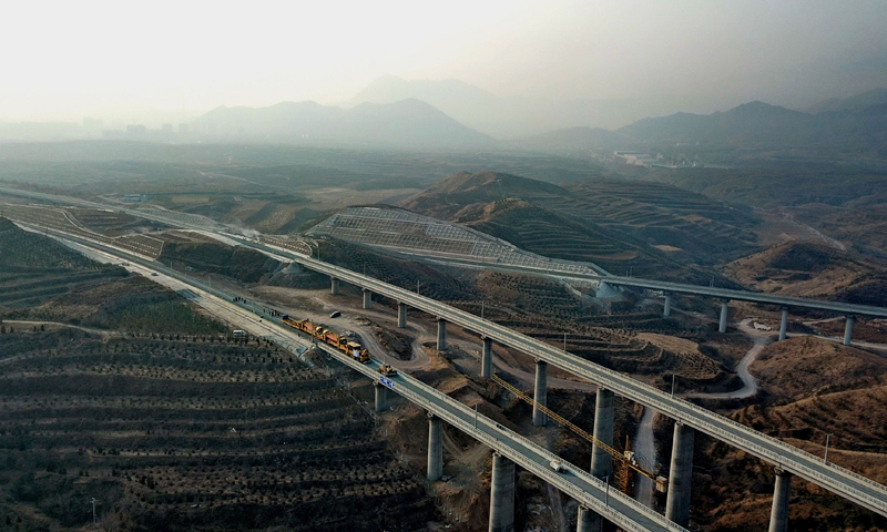 圖為1月6日，工人在崇禮鐵路張家口市下花園區戴家營大橋鋪軌現場工作。（新華社記者 楊世堯 攝）