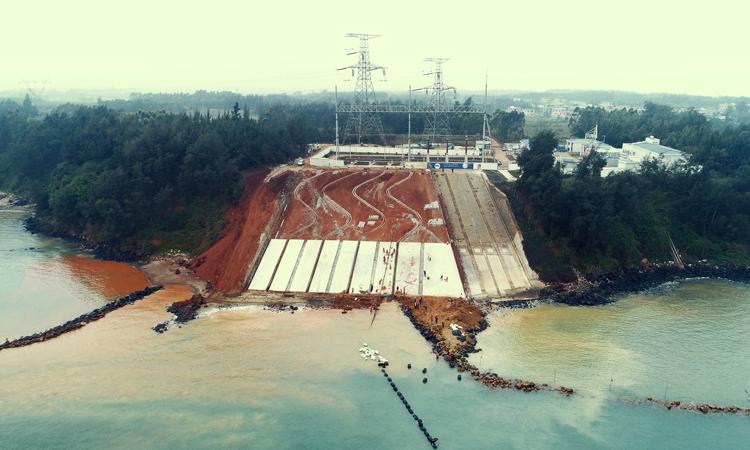 日前，我國第二條500千伏超高壓、長距離、大容量跨海聯網工程“南方主網與海南電網二回聯網工程”首根海底電纜在海南澄邁500千伏林詩島終端站登陸，工程預計今年4月建成投運，屆時海南島與大陸將實現雙回線路聯網，進一步提高海南全島供電可靠性。(宋印官 攝)