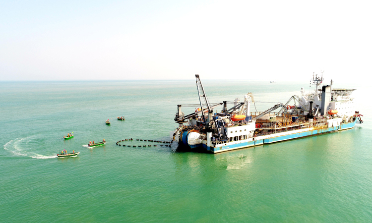 據了解，海南聯網二回工程起于廣東湛江500千伏港城變電站，止于海南澄邁500千伏福山變電站。工程建設最關鍵的環節是敷設4根穿越瓊州海峽的500千伏海底電纜，2月3日，首根海底電纜從廣東徐聞500千伏南嶺終端站開始敷設，歷時近一周到達海南澄邁500千伏林詩島終端站，海纜采用500千伏充油紙絕緣電纜，單根長度達32千米，直徑14厘米，中間沒有接頭，是目前世界上單根最長的500千伏交流海底電纜。圖為海底電纜正在敷設，準備登陸。(宋印官 蔡勇 攝)