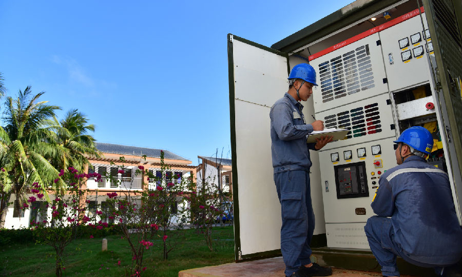 圖為近日，在海南省三沙市永興島，南方電網海南三沙供電局員工檢查箱式變電站，確保兩會期間安全穩定供電。（劉昌 攝）