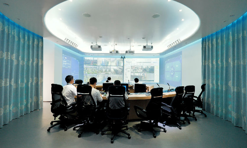 南方電網廣東電網公司構建省地兩級聯動生產監控指揮中心，高效智能守護用電安全。圖為近日，工作人員在生產監控指揮中心監控現場作業工作，確保兩會期間安全穩定供電。（譚茂茜 攝）