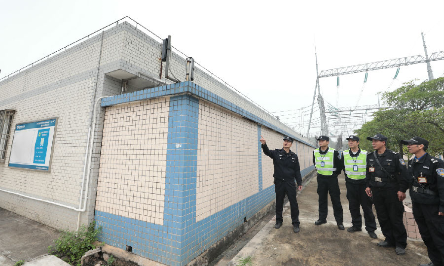 近日，南方電網廣東肇慶供電局聯合當地公安部門對全市110千伏以上變電站進行檢查，提高治安保衛防范能力。圖為警務室與變電站安保人員聯合巡查，確保兩會期間安全穩定供電。（白國穎 攝）