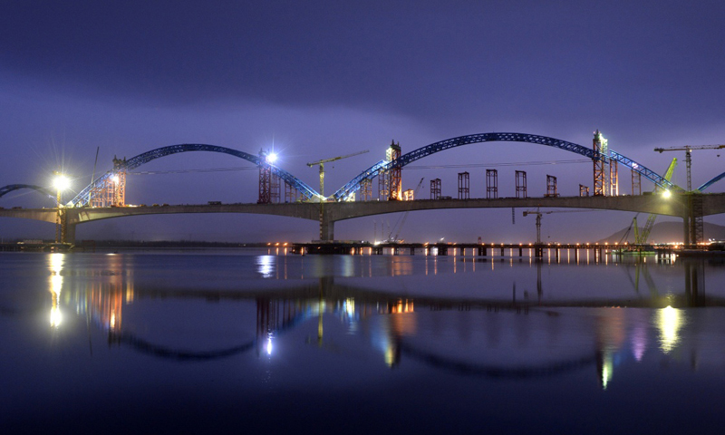 圖為3月11日拍攝的漢十高鐵崔家營漢江特大橋主拱抬升作業現場。新華社發（謝勇 攝）