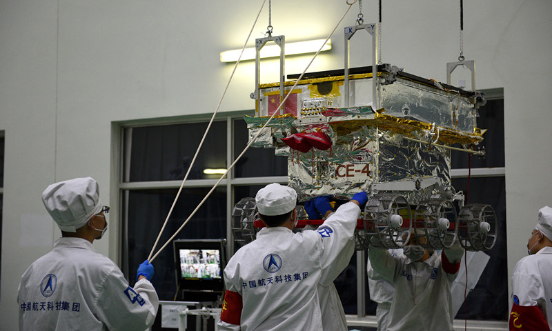 圖為工作人員操作玉兔二號巡視器，準備做試驗。