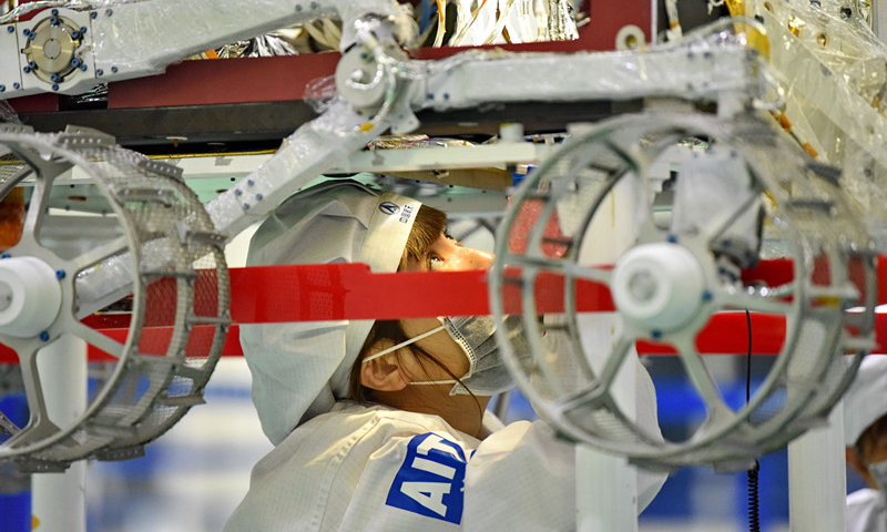 圖為操作人員進行探測器加熱回路和熱敏電阻焊連操作。