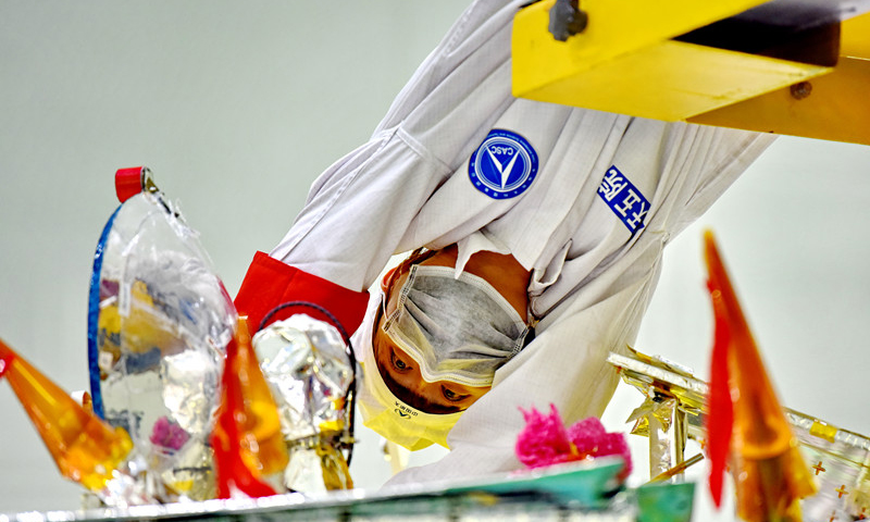 圖為操作人員檢查探測器設備狀態。