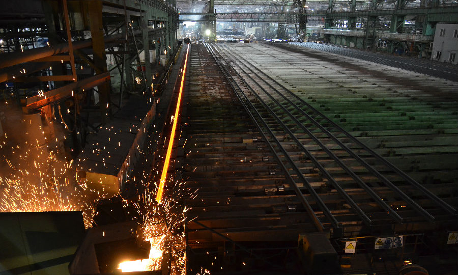 據了解，這批百米長定尺75kg/m重軌是國內首家批量供貨。今年以來，攀鋼釩軌梁廠瞄準世界先進的前沿技術，狠抓自主創新，不斷增強攀鋼鋼軌市場影響力和競爭力。圖為機器正在生產百米長定尺75kg/m重軌。