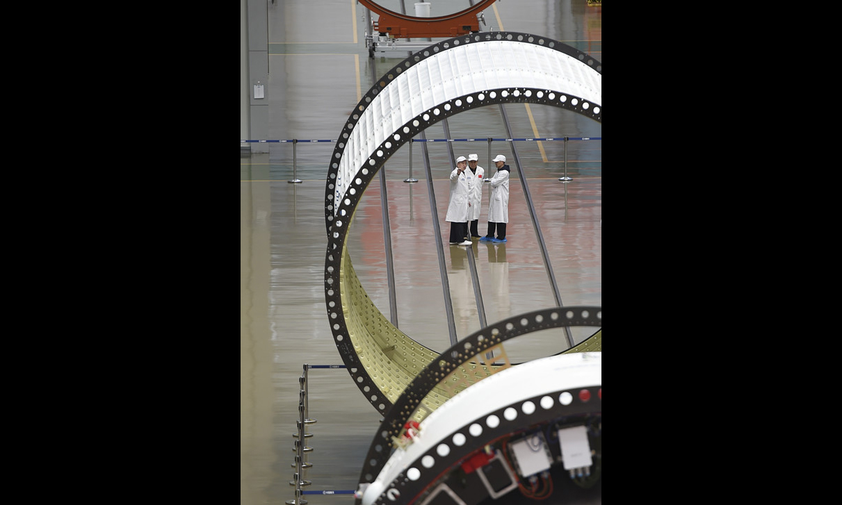 圖為工作人員在天津新一代運載火箭產業化基地長征五號總裝測試車間工作場景。