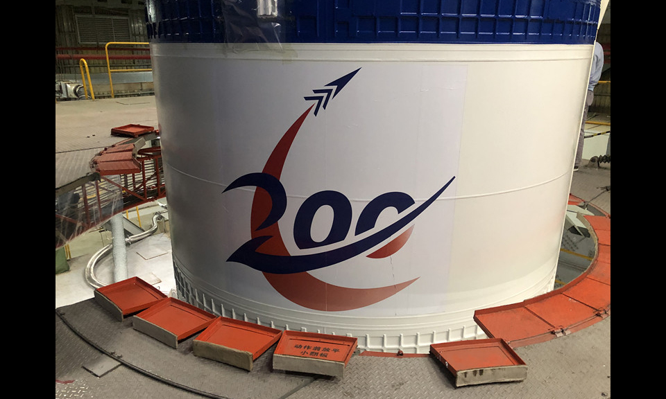 圖為長征三號丙運載火箭吊裝現場。