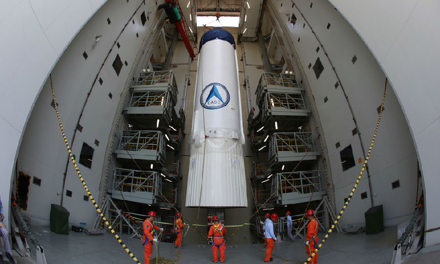 圖為長征三號丙運載火箭吊裝現場。