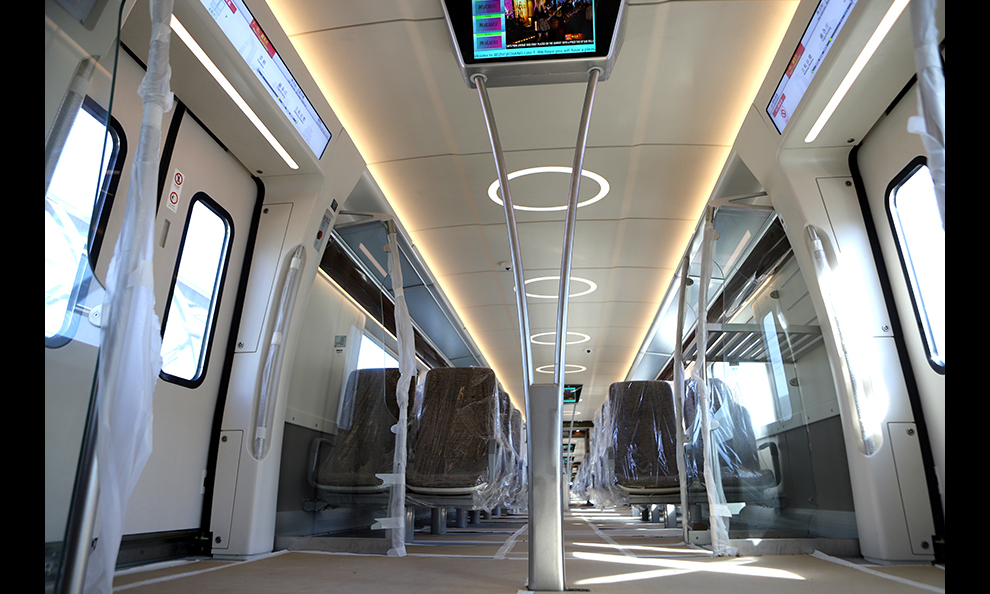 在工期嚴峻的情況下，中鐵十四局電氣化公司創新采用“穿插法”施工，即根據不同專業作業特點以及時段、區段、部位的不同，充分利用既有空間，采用最大限度保證各專業在同一時間平行作業，保證了全線信號系統配合正常，運行平穩。圖為“白鯨號”車廂內景。