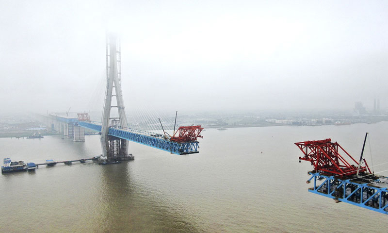 滬通長江大橋全長11072米，主橋長2296米，主跨1092米，是滬通鐵路全線的控制性工程，設計為上層6車道高速公路，下層4線鐵路。圖為6月27日，無人機拍攝的滬通長江大橋南主塔。（新華社記者 許叢軍 攝）