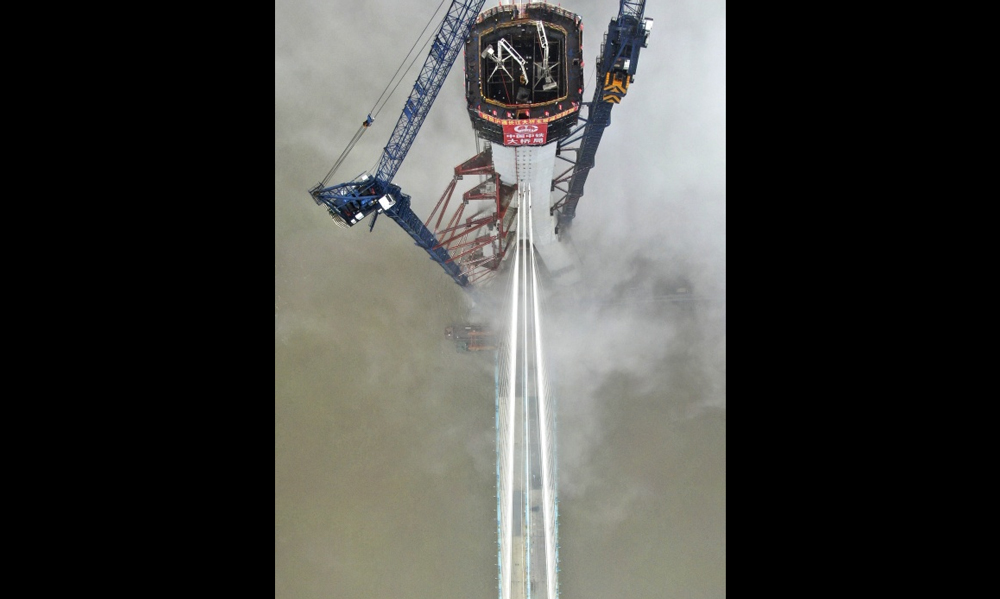 圖為6月26日，無人拍攝的滬通長江大橋南主塔封頂施工現場。（新華社記者 許叢軍 攝）