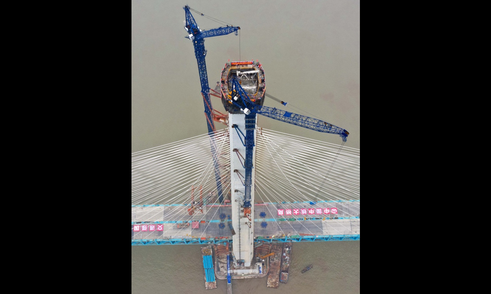 圖為6月27日，無人機拍攝的滬通長江大橋南主塔。（新華社記者 丁曉春 攝）