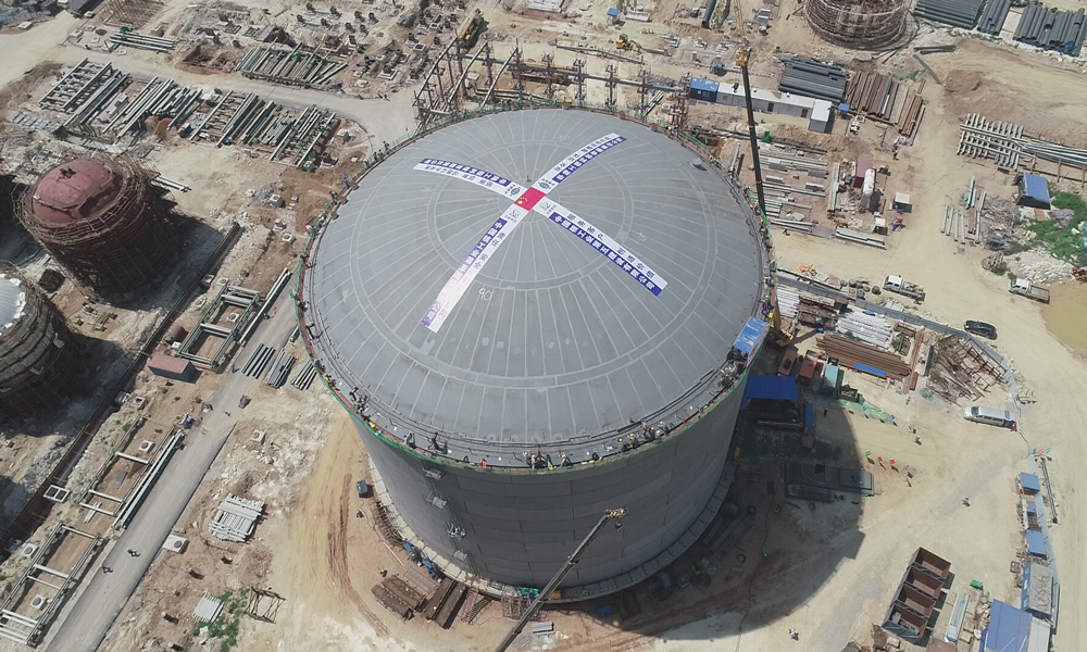 8月22日上午，經過3個多小時作業，中國化學工程所屬華陸科技EPC總承包的萬華化學集團股份有限公司聚氨酯產業鏈一體化乙烯項目——乙烯罐區低溫罐組5萬方乙烯儲罐氣壓升頂順利完成。萬華低溫罐項目乙烯罐為華陸科技自主設計計算，擁有多項專有技術。據了解，乙烯罐的設計形式為雙金屬全容罐，罐頂采用經緯線結構，設計采用國際標準API620，主體材料采用ASME SA-553 Type-I，拱頂梁采用Q345E，蒙皮板材料采用16MDR，拱頂高度10076mm，直徑49米，升頂總配重約300噸。