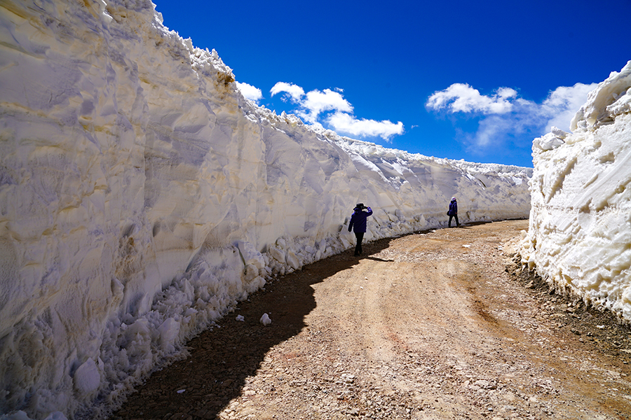 圖為積雪中的施工便道。（金偉 攝）