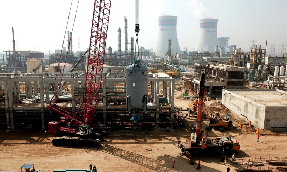 10月11日，隨著起重工一聲清脆的哨聲，中國化學工程所屬天辰公司巴基斯坦PVCIII擴建項目單體最重的設備聚合釜（85噸）緩緩升起，“提升、回轉、下降、就位”整套動作一氣呵成。