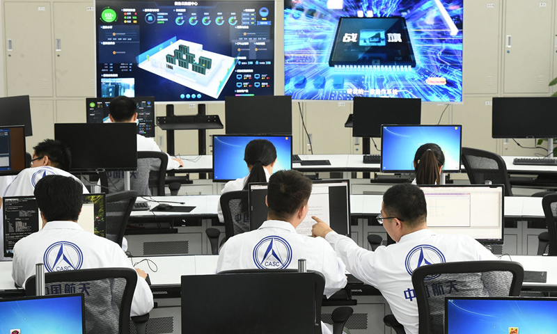 近日，航天科技一院12所建立了以平臺架構和貨架產品為共享基礎的研發模式，同時依托基礎軟件研發創新實驗室建設，為軟件產品研制提供獨立、穩定、專業的軟件產品開發及調試驗證環境。目前，已有多型自主可控核心軟件產品誕生于該所基礎軟件研發創新實驗室，為我國運載火箭軟件產品研制提供支撐，實現軟件產品研發“準確、快速、低成本、高質量”。圖為航天科技一院12所基礎軟件研發創新實驗室。