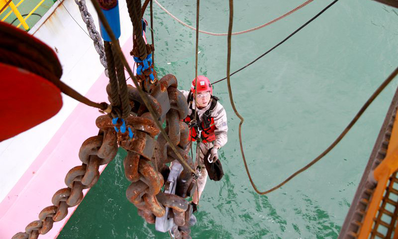 龍須鏈是鉆井平臺拖航作業關鍵設施，專業探傷檢測能夠發現龍須鏈內部裂紋隱患，保證平臺拖航安全。圖為作業現場。