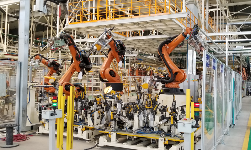 圖為近日在保定長安客車制造有限公司焊裝車間拍攝的機艙總成焊接機器人，完成對機艙焊接。（顧鵬 攝）