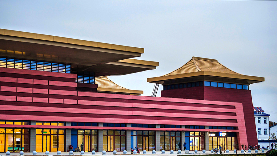 漢十高鐵的美也體現在沿線10個新建高鐵站房上：有用24棵“銀杏樹”撐起的隨州站，有紅磚金瓦、處處彰顯武當山古建筑文化特色的武當山西站，有“一葉扁舟”安陸西站，還有漢代宮殿造型的棗陽站等。圖為漢十高鐵武當山西站。