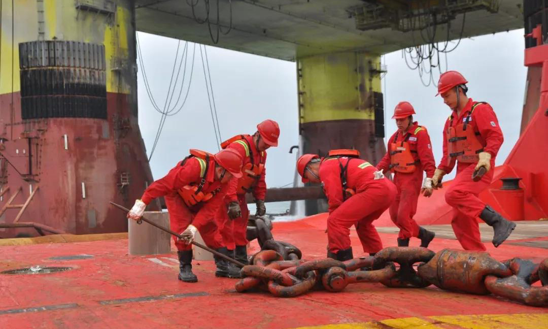 這巨大無比的錨鏈，穩住了作為“巨人”的鉆井平臺。由于風、浪、流，可能來自不同方向，鉆井平臺一般采用像花兒一樣（呈輻射狀）的多點錨泊系統。錨泊定位水深通常可達200至300米，更大的水深則可用索或上段為索、下段為鏈的索鏈組合系統，其水深可達800至900米。但要想進軍更深海域，錨泊定位就不夠用了。圖為錨泊定位示意圖。