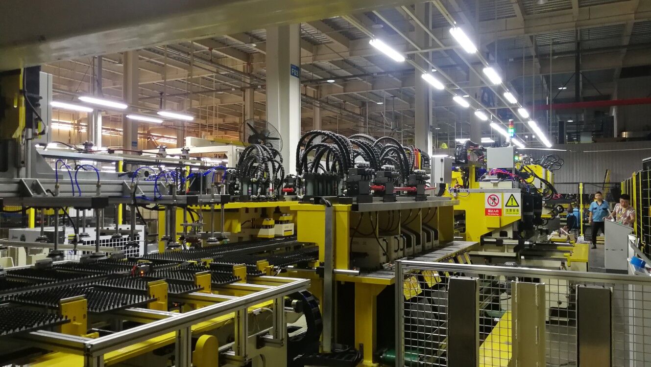 日前，航天科技一院北京裝備公司研制出達到國際先進水平的國產高端冰箱門殼生產線，該條生產線已交付國內知名冰箱企業，進入試生產階段。這標志著航天科技在高端家電鈑金智能裝備制造領域實現了技術新突破。該生產線全程自動化，是一條高柔性全自動成型線，超越了只能生產一種冰箱門殼的傳統生產模式，可實現不同尺寸范圍和不同形狀、截面的產品的自動換型。圖為生產線現場。