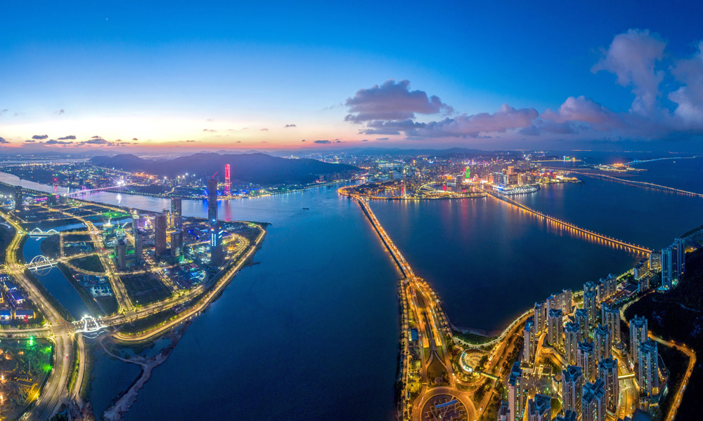 穿越海底485米，連接珠海加林、疊泉兩座變電站，12月12日，剛剛全線貫通的南方電網廣東珠海供電局220千伏疊泉輸變電工程海底電纜隧道正在進行緊張有序的固結注漿工作。待項目全面建成后，不僅能夠提升珠海橫琴片區的供電能力，還將形成自500千伏加林站經橫琴對澳門供電的220千伏全電纜通道，到那個時候，對澳門供電整體能力和可靠性將會大大加碼。圖為珠海澳門夜景。（朱甸 攝）