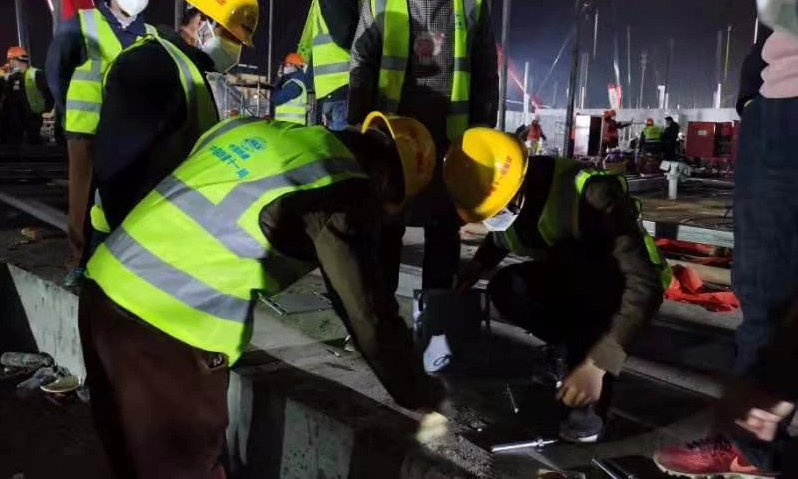 11月30日凌晨一點，中國鐵建所屬中鐵十一局集團公司接到武漢市防控疫情建設指揮部緊急通知，火神山應急醫院建設處于攻關關鍵階段，急需大量電焊工和鋼結構工支援。接到求援指令后，集團公司主管領導高度重視，立即動員武漢片單位和在建項目，要求各單位高度重視、積極配合，克服一切困難開展援助。圖為工作人員加緊施工現場。