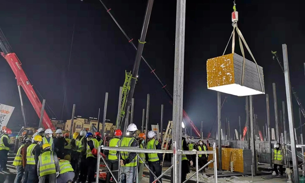 該集團精心組織，迅速行動，連夜調配人員，在最短的時間組織了近百名管理人員、電焊工、鋼結構工組成專業精干團隊，自帶電焊機具20多臺，趕赴火神山施工現場。該集團表示，將按照武漢市疫情防控建設指揮部要求，全力以赴，確保按時完成指定施工任務。圖為工作人員加緊施工現場。