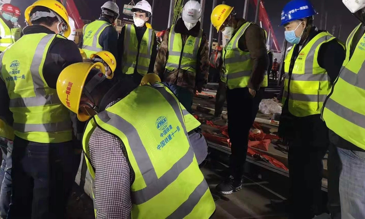 自1月26日參與武漢市疫情防控應急支援工作以來，中鐵十一局集團公司累計準備集裝箱板房110余套，發電機4臺，相應吊裝運輸車輛和作業人員，隨時準備支援武漢市第二所應急醫院雷神山醫院建設。圖為工作人員加緊施工現場。