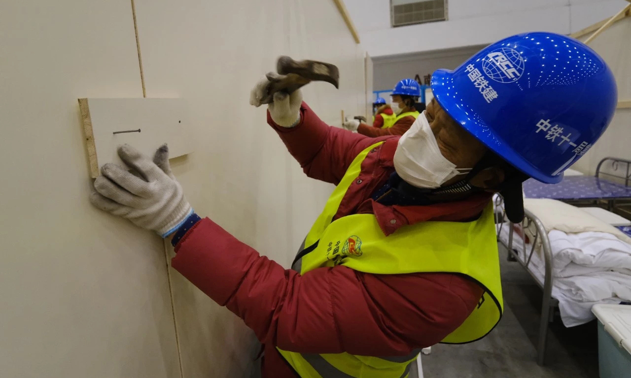 時間就是生命。全體參建人員爭分奪秒，通宵奮戰。圖為隔板安裝現場。