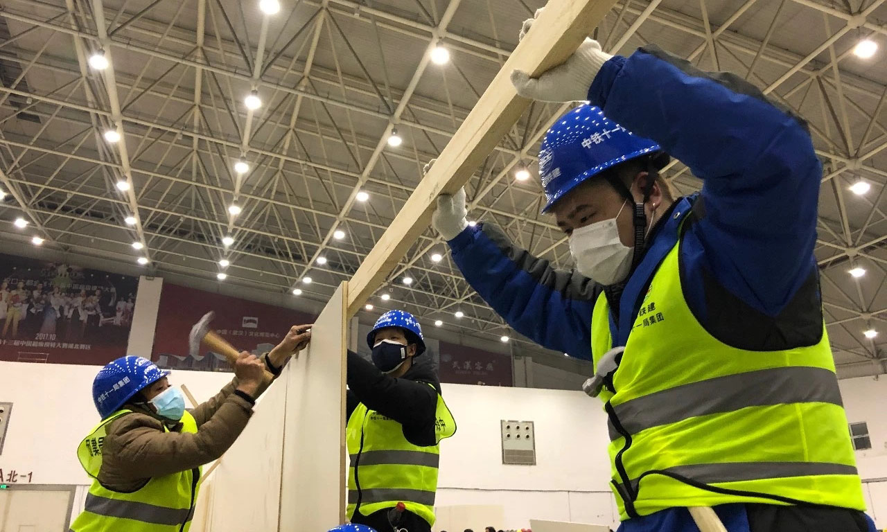 經過參建人員通宵突擊奮戰，截至2月6日8:30分，A區12個倉位的隔板安裝和門洞、吊頂等施工任務全部完成，布線和插座安裝等臨電安裝于12時全部完工。圖為隔板安裝現場。