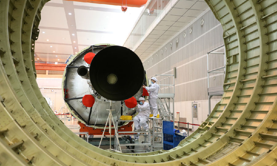 2月10日，航天科技集團基層單位紛紛全面有序復工復產。在新冠肺炎疫情發展尚未出現拐點之時，各單位多管齊下，嚴防嚴控，努力確保員工安全和科研生產兩勝利。圖為一院211廠正在試裝火箭二級伺服機構。（曾一帆 攝）