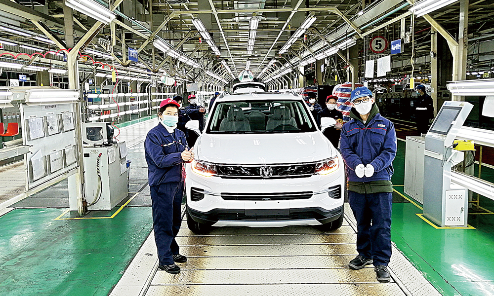 新冠肺炎疫情以來，兵器裝備集團成員單位臨“疫”不亂，以對產業鏈上下游高度的責任感，按時按約、保質保量完成各項海外訂單，向世界傳遞了中央企業踐諾履約的決心和實力。長安汽車1月份完成訂單7143臺，主要銷往沙特、智利、俄羅斯等，其中CS35PLUS銷量達1363臺；2月份海外訂單正常，截至2月24日，下達6200輛訂單，現已發運1800多臺。圖為2月18日，長安汽車渝北工廠復產的第一輛CS35PLUS正式下線。