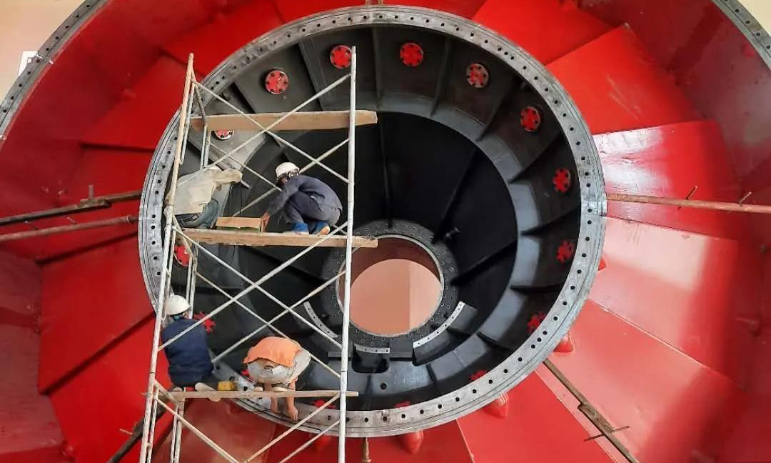 湖南云箭積極維護水電裝備的海外市場，通過線上辦公，做好來自國內第三方總包單位及越南、印尼、烏茲別克斯坦等海外項目的商務技術對接工作，可爭取項目金額超過1.5億元。此外，通過視頻連線、電子郵件等，克服人員、設備短期無法抵達項目工地的困難，調整現場安裝、施工計劃，盡可能減少對項目工期的影響。圖為湖南云箭海外項目工作現場。