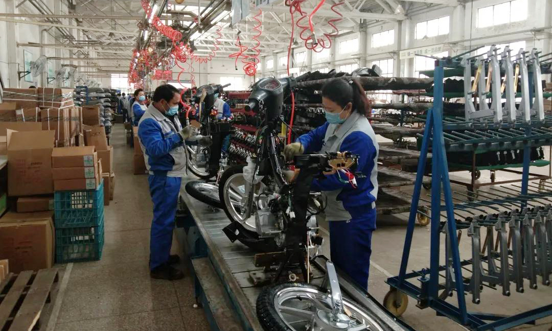洛陽北企根據輕重緩急的原則，優先安排生產東南亞市場急需的4000臺訂單。復工以來，出口摩托車產銷順利，3月份“洛嘉”摩托外貿訂單有望比2月份翻一番。洛陽北企著力解決物料供應、生產組織等復工復產過程中出現的諸多困難，全力保障訂單生產。外貿銷售部門加強廠商溝通，加快產品發貨速度，有力保障外貿銷售。圖為洛陽北企摩托車制造現場。