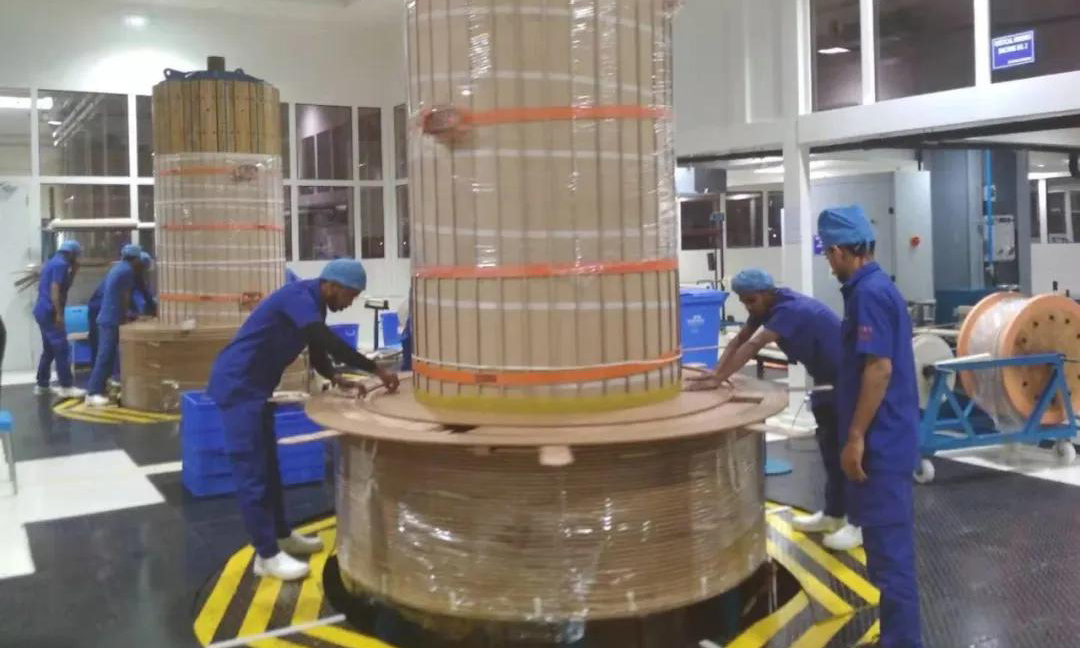 保變電氣印度公司目前正在為印度國網生產6臺11萬/765kv電抗器，這6臺電抗器將在3月份陸續制造完成并按期發往用戶。保變電氣通過網絡建立管理信息通報平臺，保持與印度工廠的聯系，及時解決生產經營中出現的質量、技術等問題。該公司加強與國內供應商的聯系，協調產品組部件發貨時間，努力把疫情影響降到最低。圖為保變電氣印度公司生產現場。