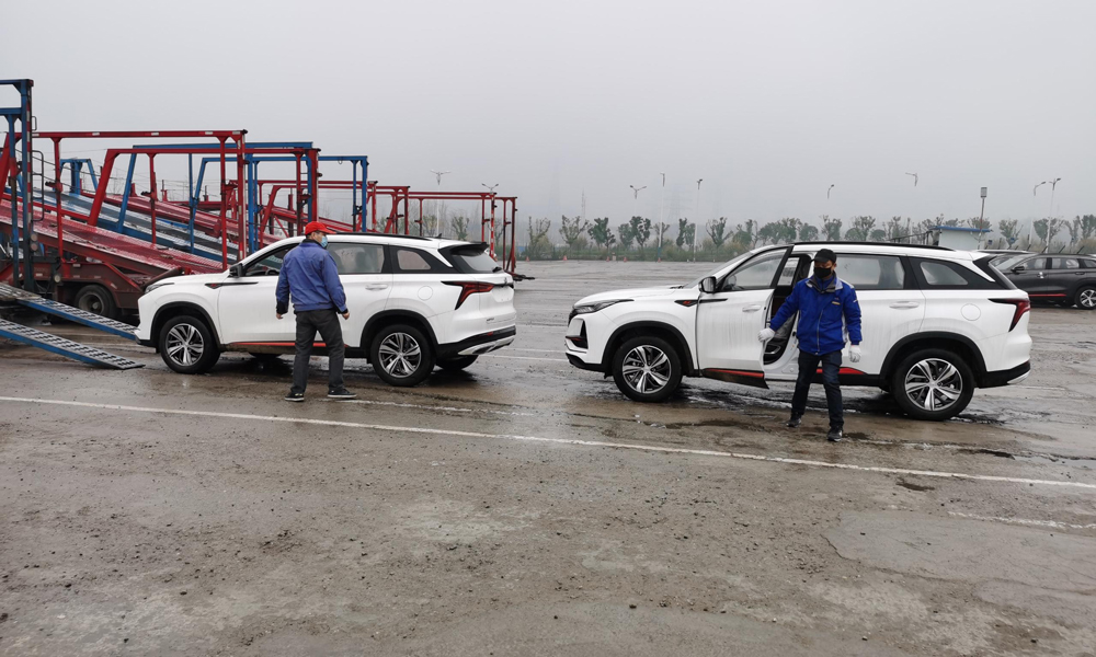 長安汽車積極協調資源，借助重慶便利的水路運輸優勢，車輛從工廠下線后，于重慶寸灘港出發，走水運到上海，由海運發往海外市場。圖為長安汽車發運產品現場。  