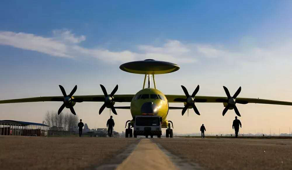 2月16日，航空工業陜飛率先實現開飛，全面打響疫情防控和科研生產“雙線戰役”。上午9時許，保障人員對駕駛座艙使用紫外線照射和臭氧除菌消殺，對飛機機艙內外允許部位進行了酒精擦拭，一切準備就緒后，隨著機組指揮員一聲令下，飛機騰空而起，直沖云霄。經過3個多小時的飛行，該架機完成既定出廠試飛任務，平穩著陸。