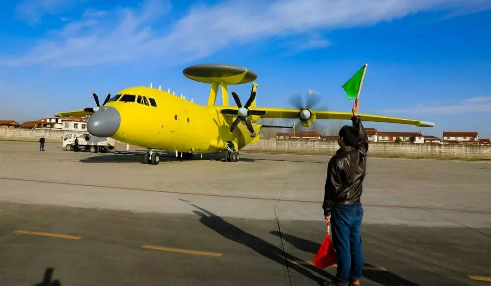 為確?？箵粢咔榕c試飛工作兩不誤，陜飛組織相關單位召開了疫情期間飛行組織研討會，編制下發了《疫情期間陜飛公司試飛現場管理辦法》，對疫情期間飛行計劃申報程序、任務下達與協同、飛機準備與消毒、保障人員與測溫、車輛消毒與停放、進場組織與實施、退場組織與排故等方面做出了詳細規定。