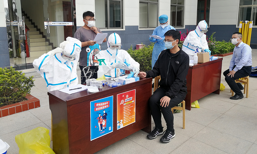 為切實(shí)抓好新冠肺炎疫情防控，扎實(shí)推進(jìn)各項(xiàng)目順利復(fù)工復(fù)產(chǎn)，中國鐵建所屬鐵建投資珠海橫琴區(qū)域基礎(chǔ)設(shè)施項(xiàng)目主動(dòng)聯(lián)系當(dāng)?shù)卣?，申?qǐng)相關(guān)醫(yī)療機(jī)構(gòu)為全體員工進(jìn)行新冠肺炎病毒核酸檢測(cè)。2月27日至28日，返崗的318名管理及作業(yè)人員已全部接受檢測(cè)。圖為項(xiàng)目部正在為返崗員工進(jìn)行專業(yè)核酸檢測(cè)。