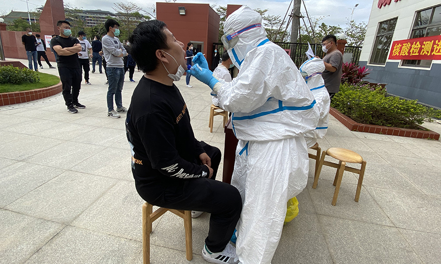 該項(xiàng)目在疫情之初就迅速成立防控工作小組，對(duì)項(xiàng)目疫情控制進(jìn)行統(tǒng)籌安排，及時(shí)編制復(fù)工防控措施和應(yīng)急預(yù)案，通過網(wǎng)絡(luò)平臺(tái)加強(qiáng)疫情防控宣傳，嚴(yán)格登記排查和每日臺(tái)賬統(tǒng)計(jì)，通過多方渠道采購口罩15000個(gè)、消毒液2000公斤、紅外測(cè)溫設(shè)備5臺(tái)等，并對(duì)工地實(shí)施全封閉管理。圖為核酸檢測(cè)工地現(xiàn)場(chǎng)。