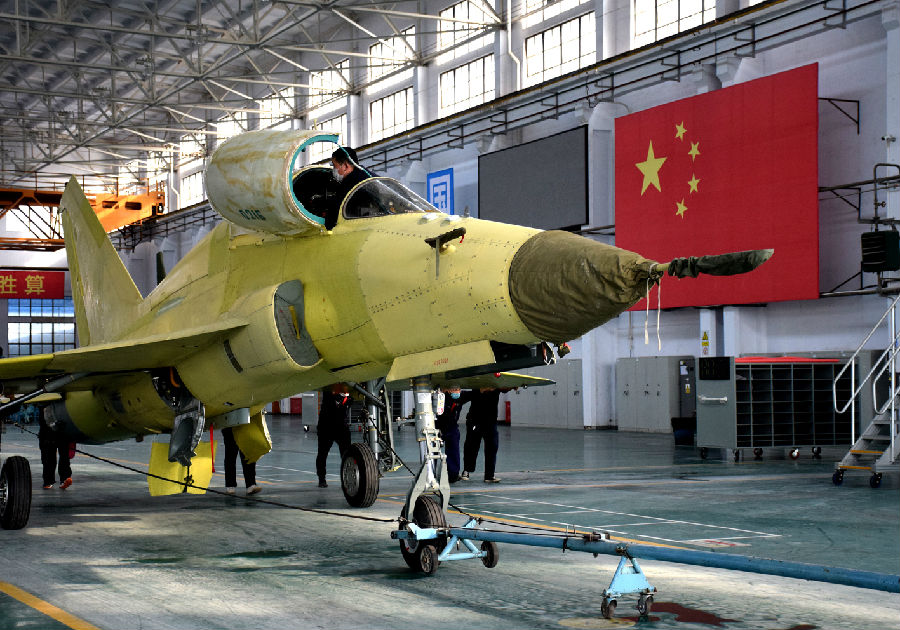 2月26日，在新冠肺炎疫情防控和企業(yè)復(fù)工復(fù)產(chǎn)“雙線戰(zhàn)役”組織穩(wěn)步有序推進(jìn)的工作中，航空工業(yè)貴飛今年首架批產(chǎn)海軍型“山鷹”飛機(jī)總裝下線順利交付試飛站。這是貴飛在疫情防控安全可靠的前提下有序組織、科學(xué)統(tǒng)籌、行動(dòng)迅速，高效推進(jìn)復(fù)工復(fù)產(chǎn)工作的重要標(biāo)志。