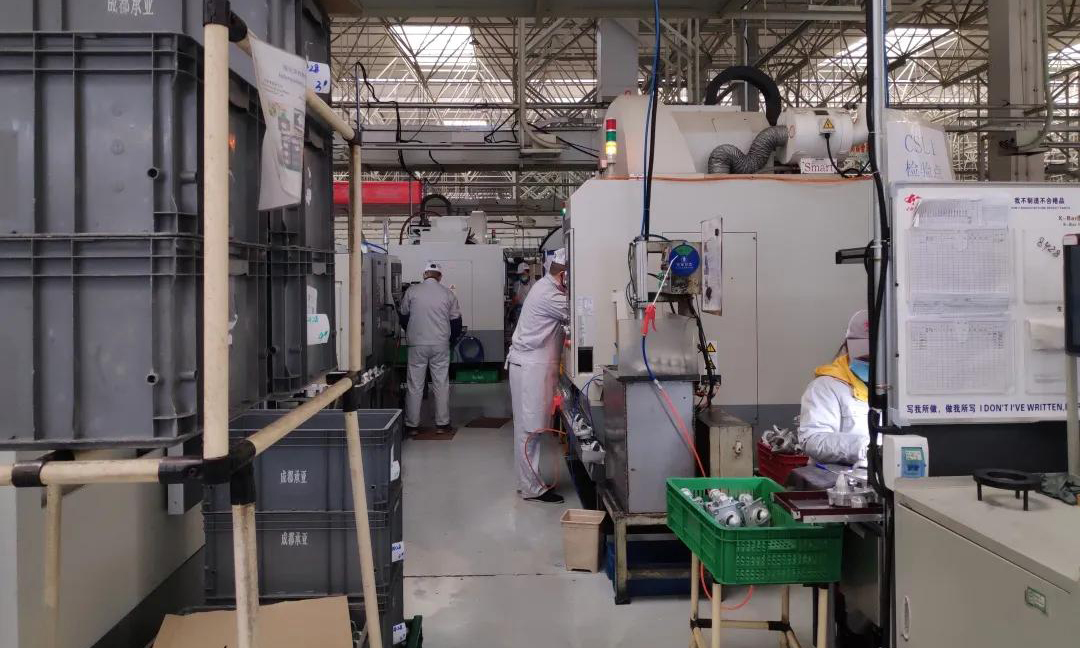 華川電裝工程研究院自動化所靈活轉變工作方式，居家隔離員工線上遠程辦公，到崗員工對設備進行改造、調試和提速，生產線產能效率提升30%；起動發電機分廠安排扁平定子生產線員工利用周六、周日加班生產，部分瓶頸工序采取白班、夜班倒班生產，最大程度避免人群集中；機加分廠結合實際情況，利用周末雙休時間全力保證法雷奧生產任務，復工以來共計完成18.29萬件。