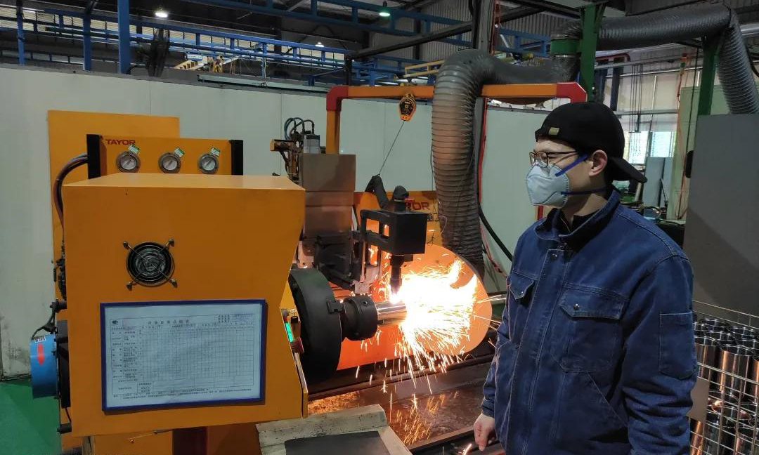 復工第一天，虎溪電機工作人員全力以赴保生產。