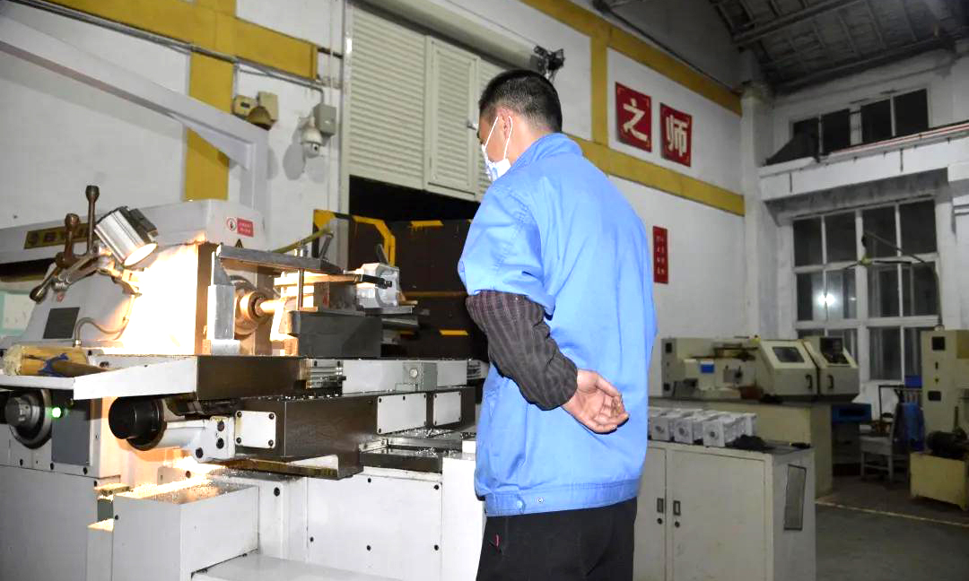 已經連續13天每晚加班至深夜12點的優秀共產黨員、華南光電勞模劉仁超，強忍著因長時間站立引發的腰疼，依然戰斗在崗位上。