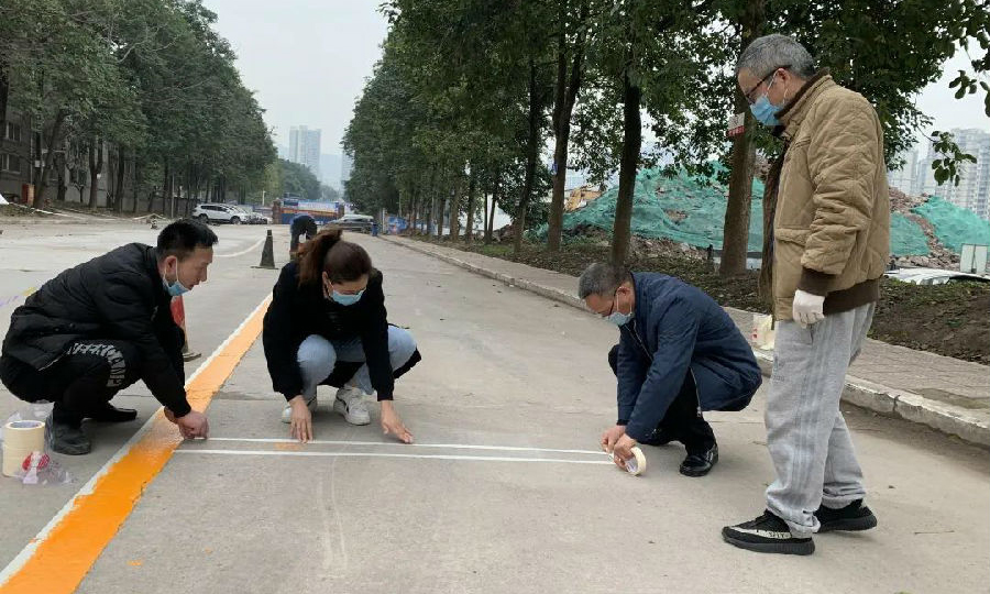 西南公司奇騎物業萬兵項目管理處的黨員群眾齊上陣，對場地內的道路靈活畫線，設定停車位，為復工復產做好準備。