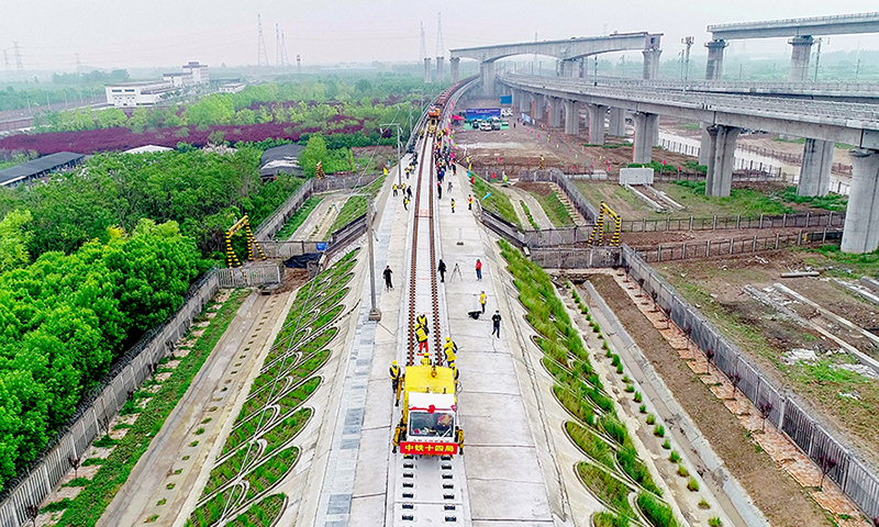 5月9日中午，中國鐵建所屬中鐵十四局擔負的濰萊高鐵正線鋪軌任務順利完成，標志著山東省內“三橫”快速鐵路網的“中部通道”全線貫通。濰萊高鐵正線全長126公里，設計時速350公里，線路起自濟青高鐵濰坊北站，經濰坊昌邑，青島平度、萊西，接入青榮城際萊西北站。中鐵十四局承擔著濰萊高鐵全部248.122公里正線、10.01公里站線鋪軌及34組道岔新鋪任務。圖為濰萊高鐵正線鋪軌完成。